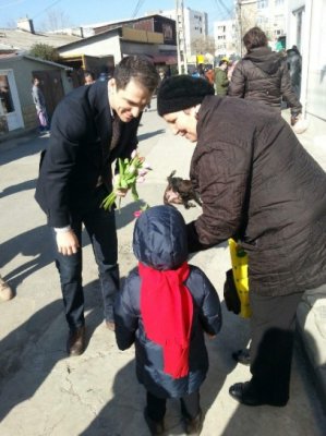 De 1 Martie, deputatul Tararache a împărţit flori în Năvodari